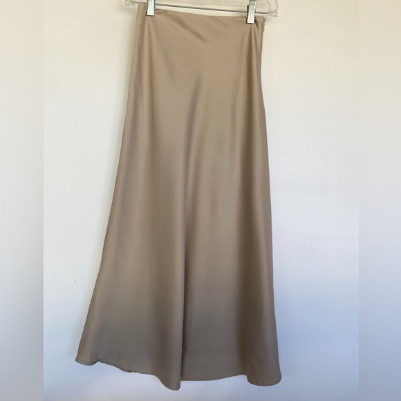 Satin silk style midi skirt - Picture 1 of 5